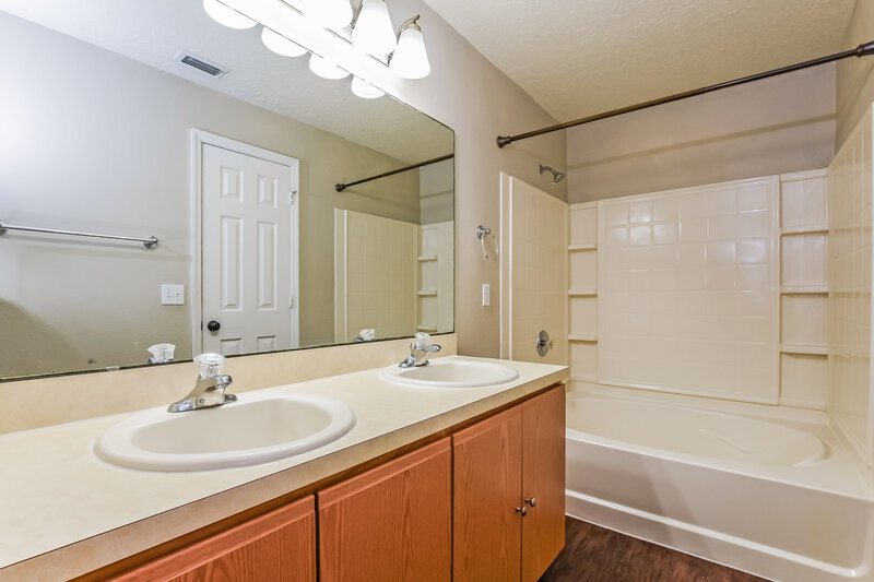 3,570/Mo, 1254 Blackwater Pond Dr Orlando, FL 32828 Main Bathroom View