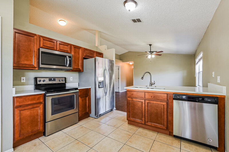 2,105/Mo, 13705 Glasser Ave Orlando, FL 32826 Kitchen View 2