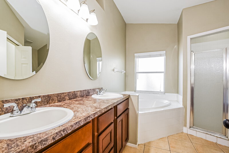 2,105/Mo, 13705 Glasser Ave Orlando, FL 32826 Main Bathroom View