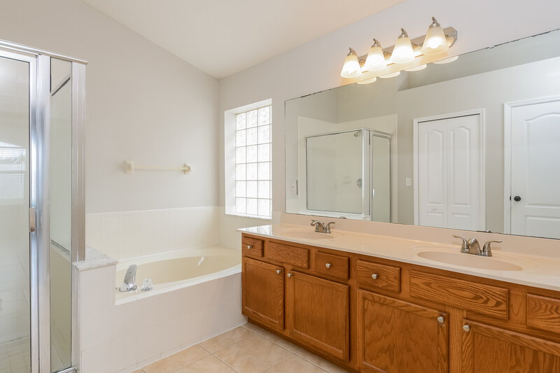 2,275/Mo, 15308 Markham Dr Clermont, FL 34714 Main Bathroom View