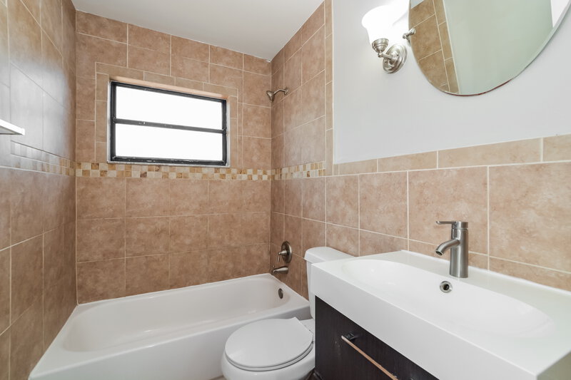 0/Mo, 1301 Baranova Rd Ocoee, FL 34761 Bathroom View