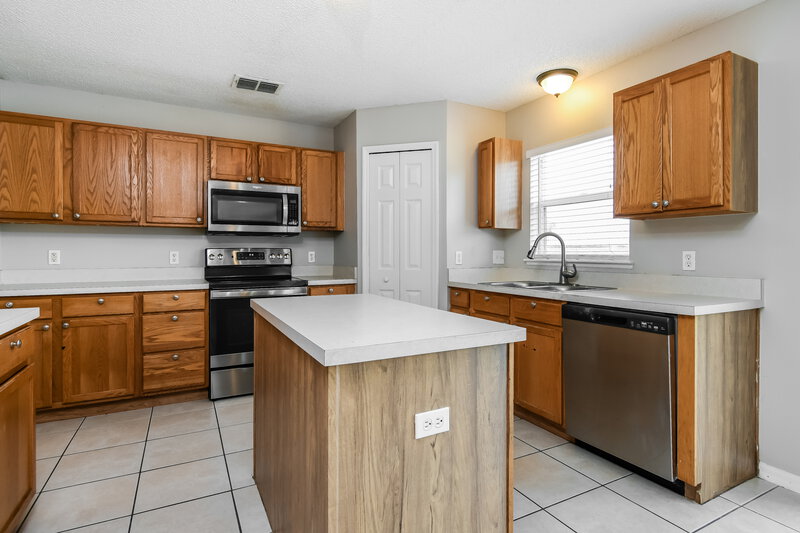 3,420/Mo, 2709 Garrett Nicholas Loop Kissimmee, FL 34746 Kitchen View 2