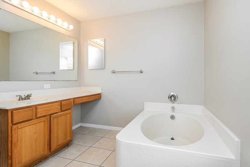 3,420/Mo, 2709 Garrett Nicholas Loop Kissimmee, FL 34746 Main Bathroom View