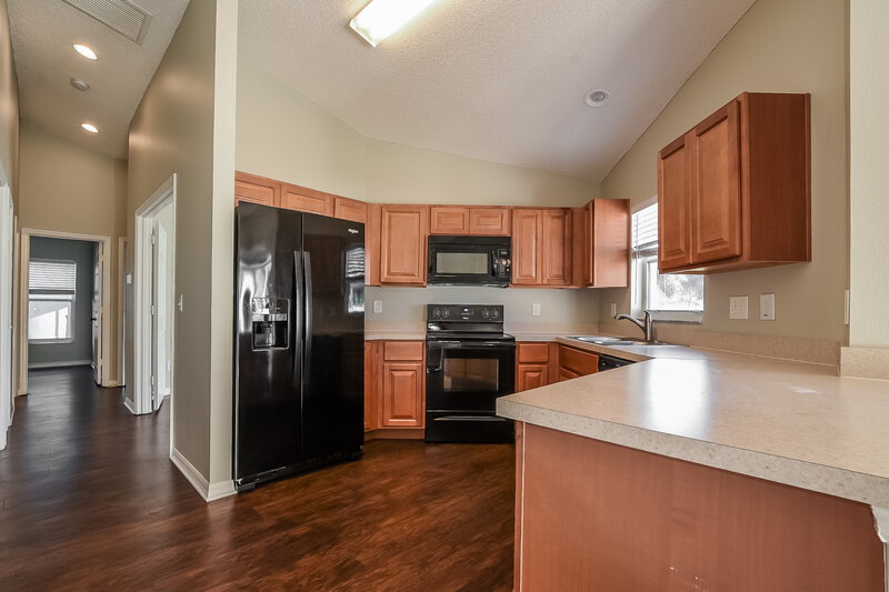 2,285/Mo, 70 Pine Arbor Dr Orlando, FL 32825 Kitchen View 2
