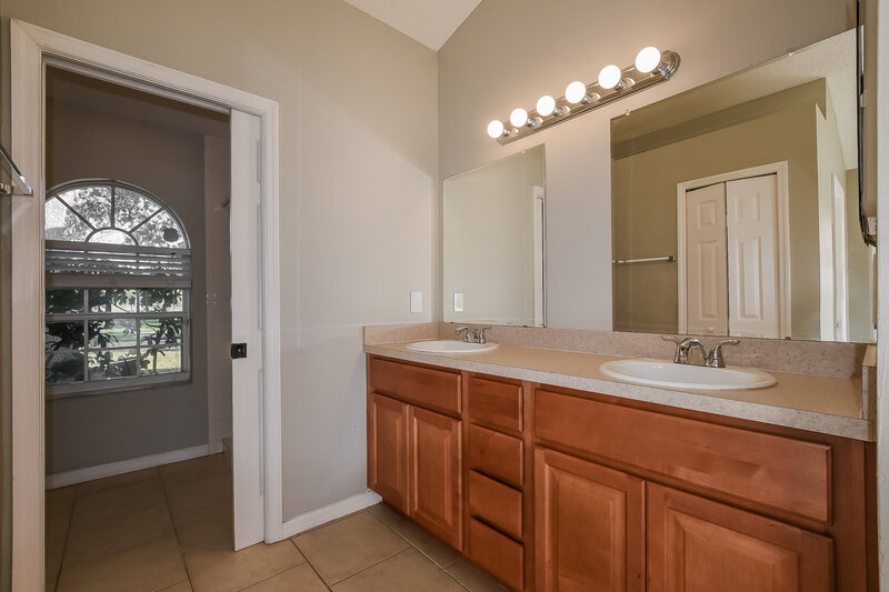 2,285/Mo, 70 Pine Arbor Dr Orlando, FL 32825 Main Bathroom View