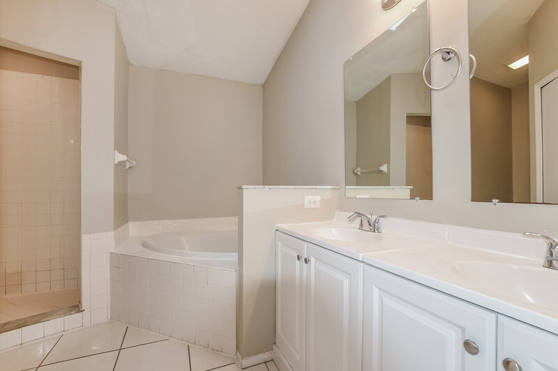 1,920/Mo, 1793 Chatham Cir Apopka, FL 32703 Main Bathroom View