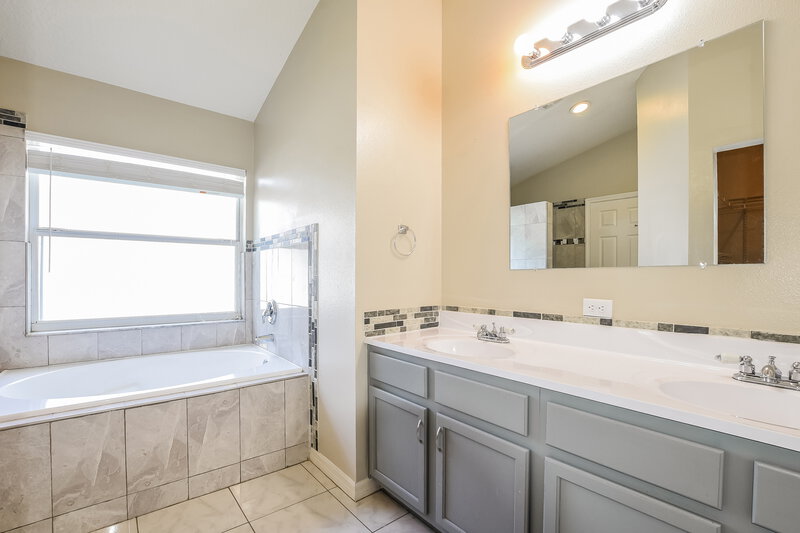 2,495/Mo, 11001 Siting Pl Orlando, FL 32825 Main Bathroom View