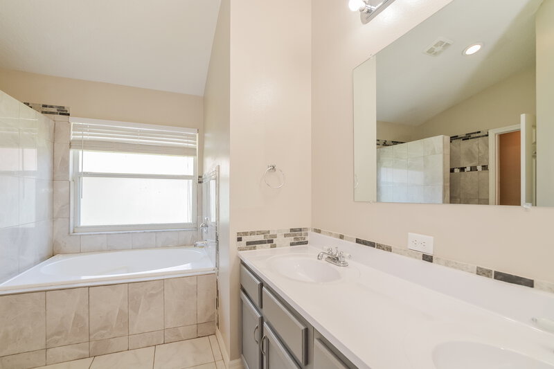 2,690/Mo, 11001 Siting Pl Orlando, FL 32825 Main Bathroom View