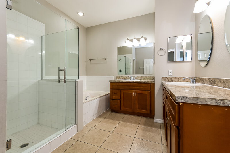 2,435/Mo, 1828 Putney Cir Orlando, FL 32837 Main Bathroom View