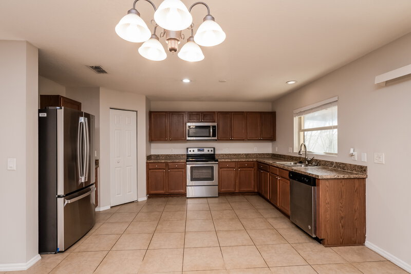 2,340/Mo, 2044 Wavy Leaf Ct Apopka, FL 32712 Kitchen View