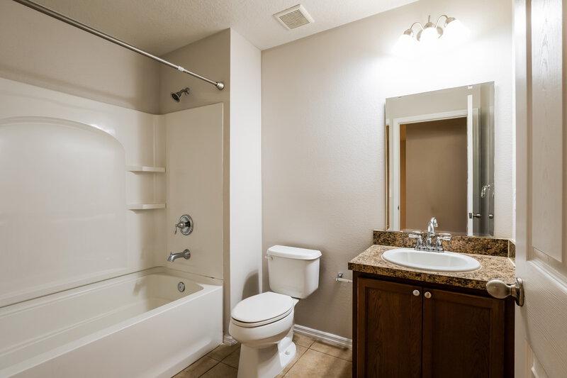 2,340/Mo, 2044 Wavy Leaf Ct Apopka, FL 32712 Bathroom View