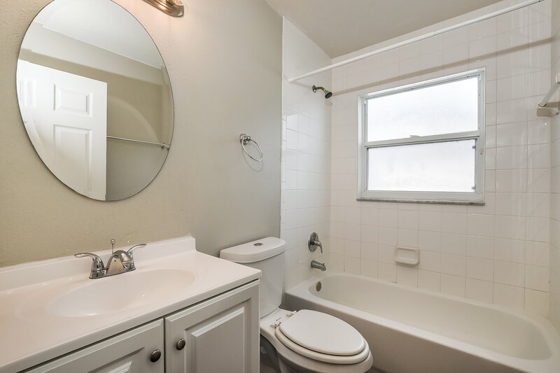 2,420/Mo, 10733 Brown Trout Cir Orlando, FL 32825 Bathroom View