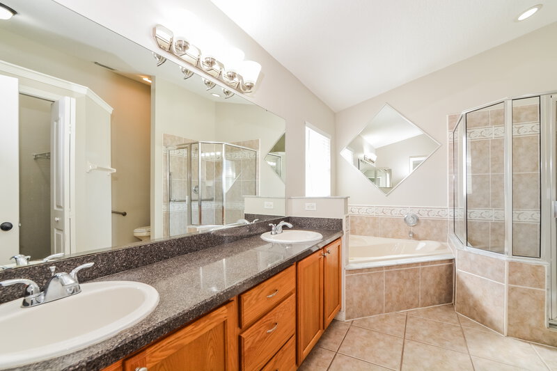2,460/Mo, 4209 Prairie Iris Ct Saint Cloud, FL 34772 Main Bathroom View