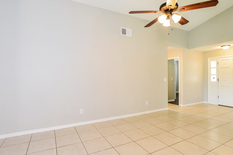 2,170/Mo, 215 River Chase Dr Orlando, FL 32807 Living Room View 3