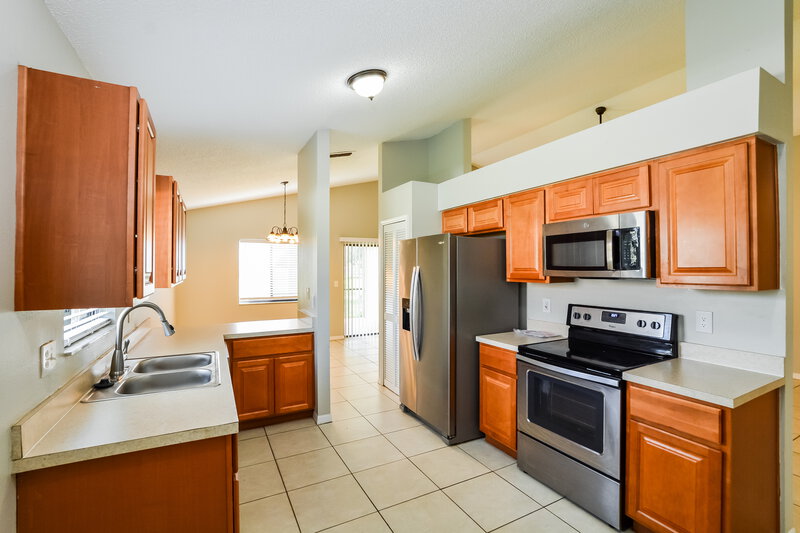 2,170/Mo, 215 River Chase Dr Orlando, FL 32807 Kitchen View