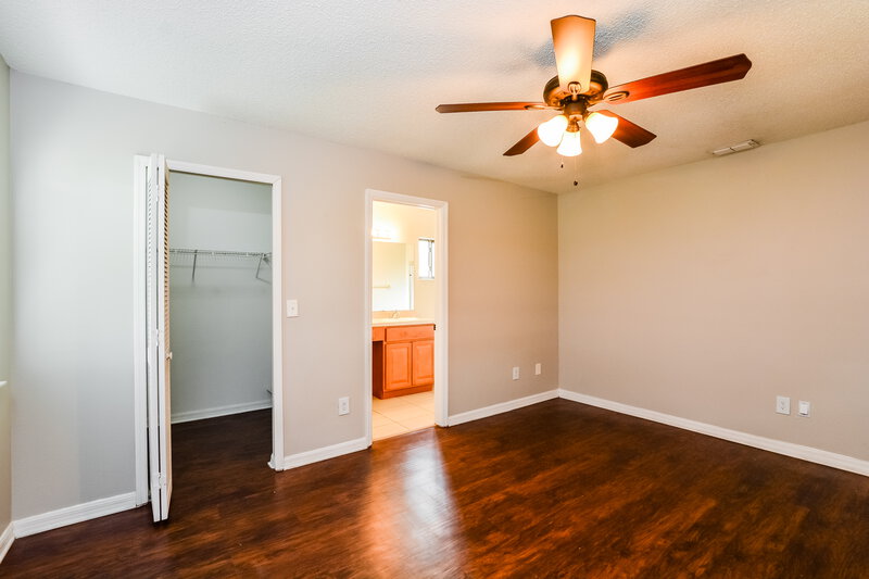 2,170/Mo, 215 River Chase Dr Orlando, FL 32807 Main Bedroom View 2