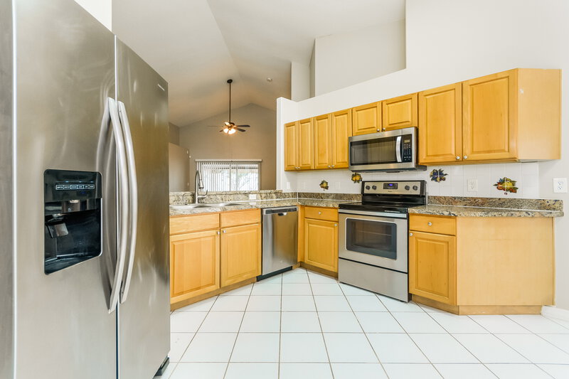 2,545/Mo, 1718 Putney Cir Orlando, FL 32837 Kitchen View 2