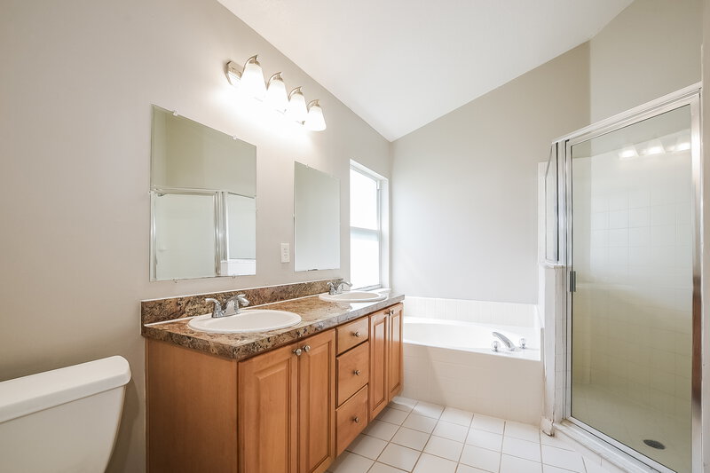 2,430/Mo, 1718 Putney Cir Orlando, FL 32837 Main Bathroom View