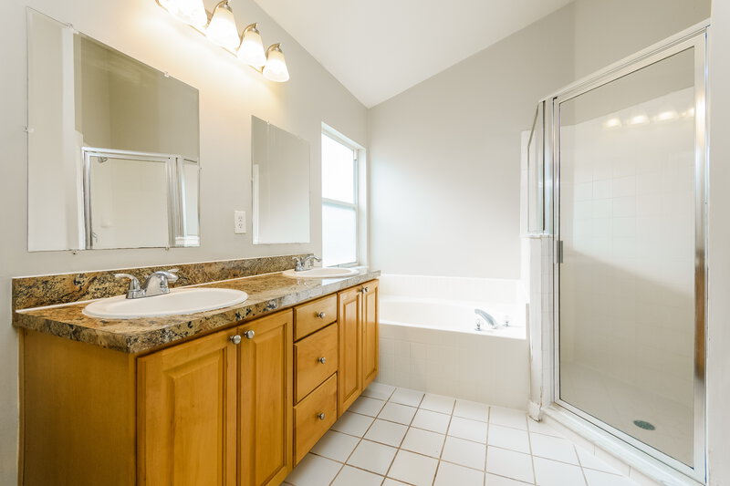 2,545/Mo, 1718 Putney Cir Orlando, FL 32837 Main Bathroom View