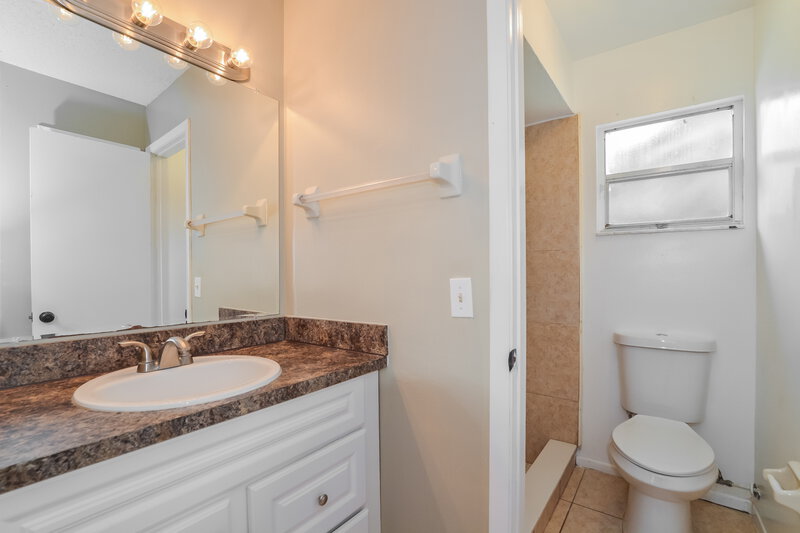 2,400/Mo, 3016 Village Hill Pl Winter Park, FL 32792 Main Bathroom View
