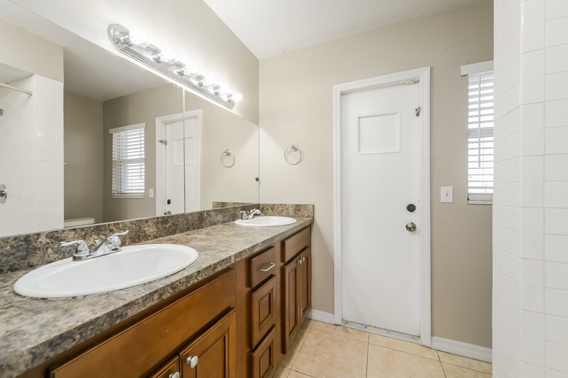 2,430/Mo, 2782 Muscatello St Orlando, FL 32837 Main Bathroom View