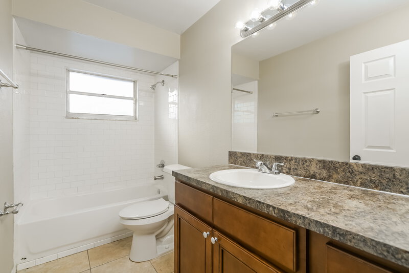 2,430/Mo, 2782 Muscatello St Orlando, FL 32837 Bathroom View
