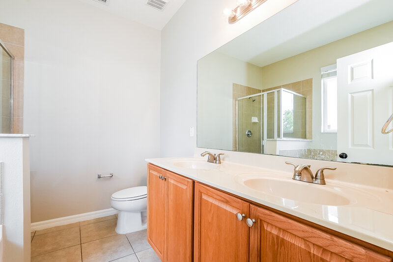 2,300/Mo, 4684 Barbados Loop Clermont, FL 34711 Main Bathroom View