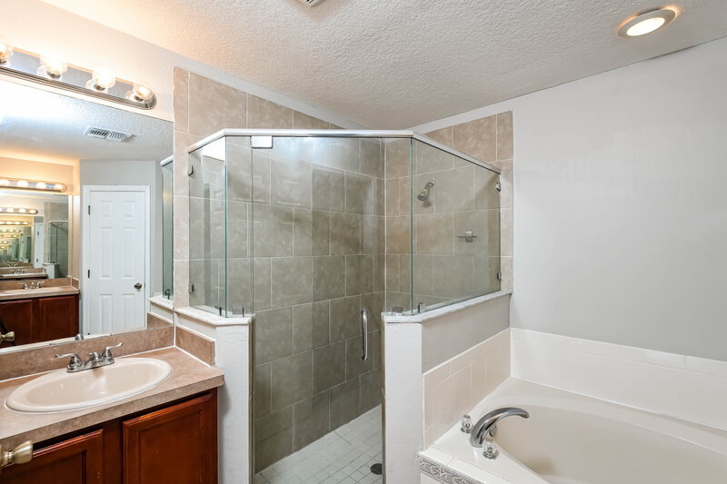 1,895/Mo, 313 Cornwallis Ct Kissimmee, FL 34758 Main Bathroom View