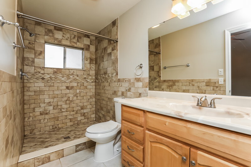 2,475/Mo, 3834 Waterview Loop Winter Park, FL 32792 Main Bathroom View 2