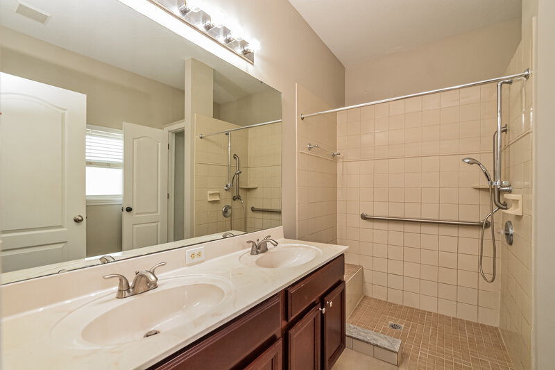 2,275/Mo, 2061 Ribbon Falls Pkwy Orlando, FL 32824 Main Bathroom View