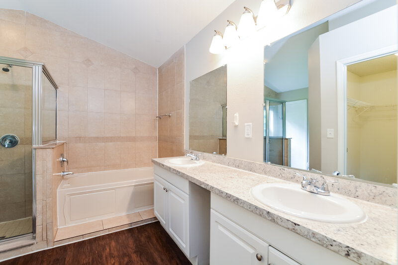 2,330/Mo, 4240 Forest Island Drive Orlando, FL 32826 Main Bathroom View
