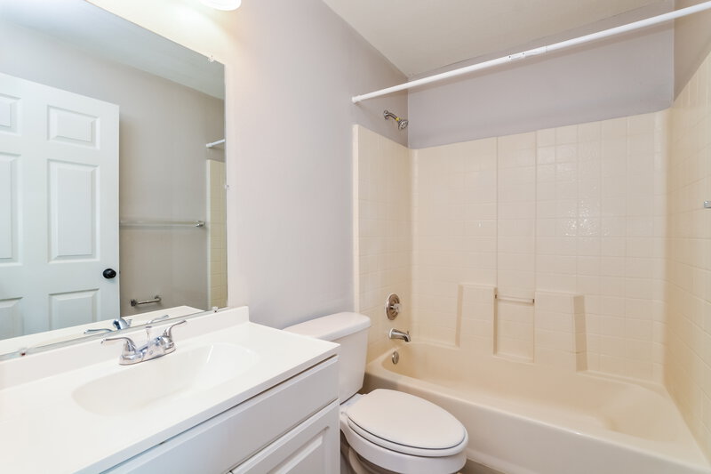 2,330/Mo, 4240 Forest Island Drive Orlando, FL 32826 Bathroom View