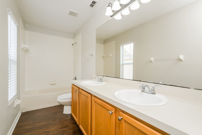 2,450/Mo, 1738 Sherbourne Street Winter Garden, FL 34787 Main Bathroom View
