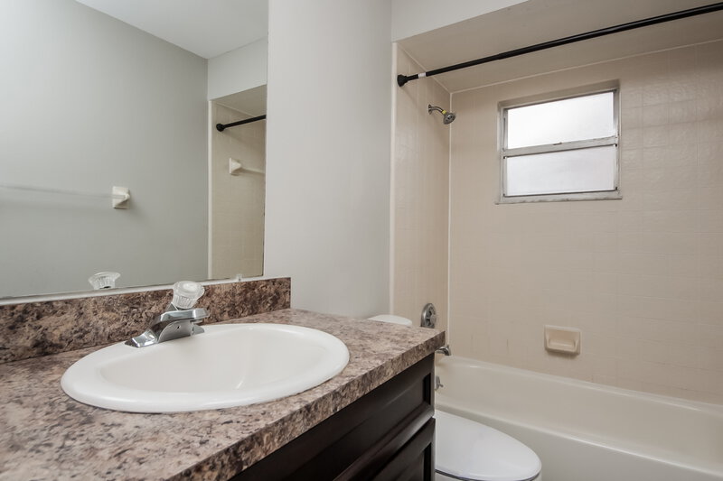 3,510/Mo, 1605 Colony Ave Kissimmee, FL 34744 Bathroom View