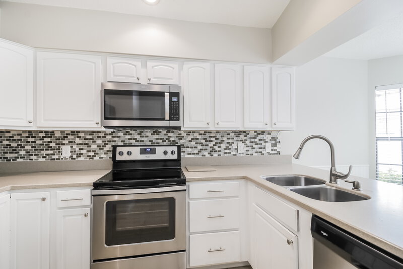 2,405/Mo, 4262 Sandhurst Dr Orlando, FL 32817 Kitchen View