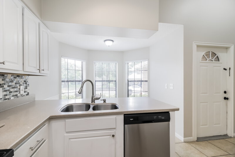 2,405/Mo, 4262 Sandhurst Dr Orlando, FL 32817 Kitchen View 2