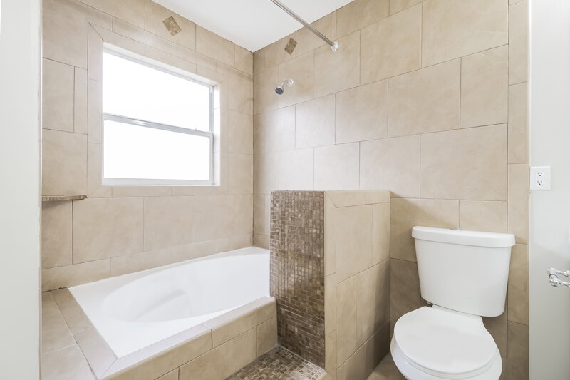 2,405/Mo, 4262 Sandhurst Dr Orlando, FL 32817 Main Bathroom View