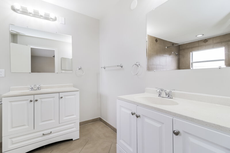 2,405/Mo, 4262 Sandhurst Dr Orlando, FL 32817 Main Bathroom View 2