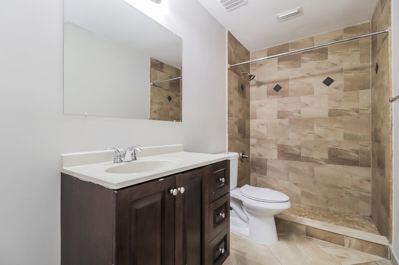 2,405/Mo, 4262 Sandhurst Dr Orlando, FL 32817 Bathroom View