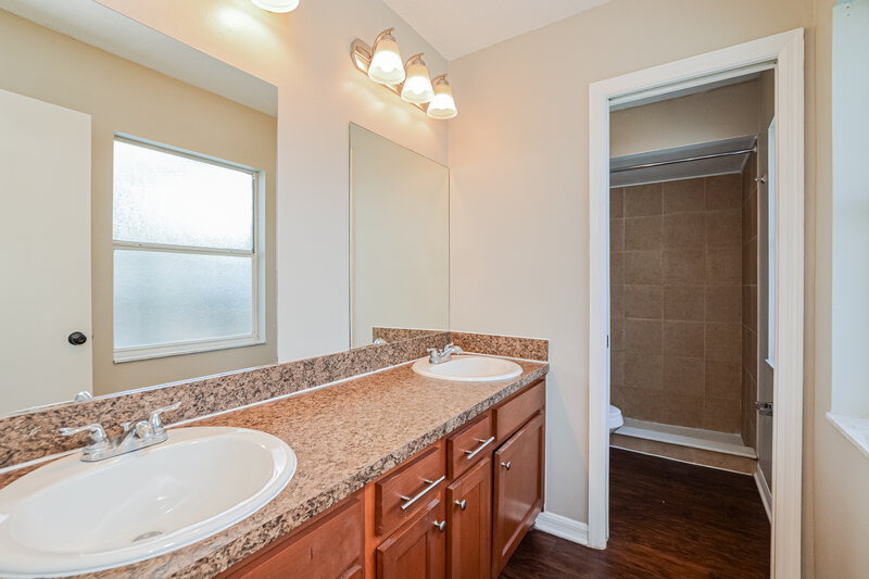 2,405/Mo, 105 Rock Springs Ct Kissimmee, FL 34743 Main Bathroom View
