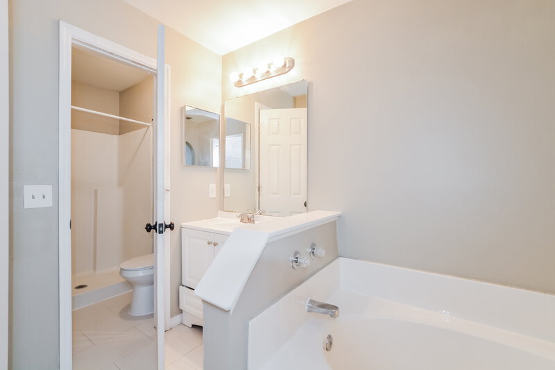 2,050/Mo, 4124 Stonefield Dr Orlando, FL 32826 Main Bathroom View