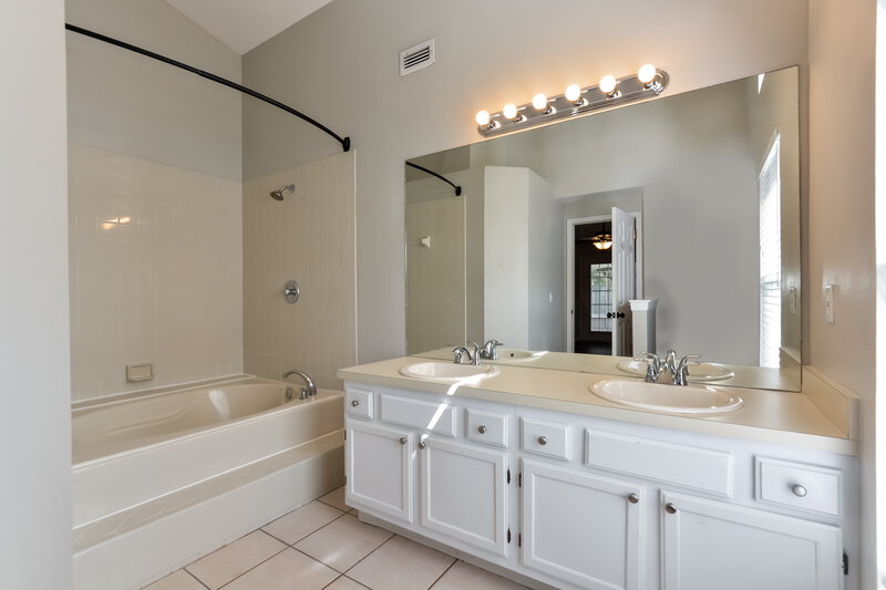 3,170/Mo, 622 Queensbridge Drive Lake Mary, FL 32746 Main Bathroom View