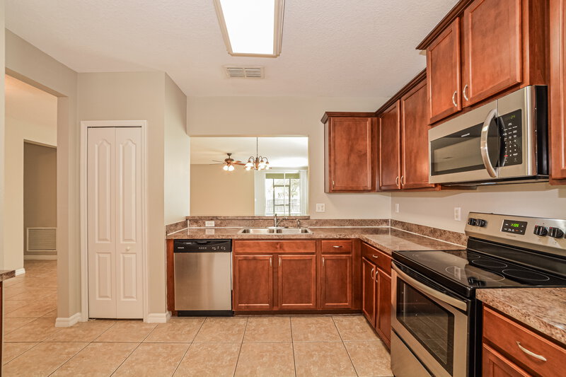 2,220/Mo, 220 Daigledog St Saint Cloud, FL 34772 Kitchen View 2