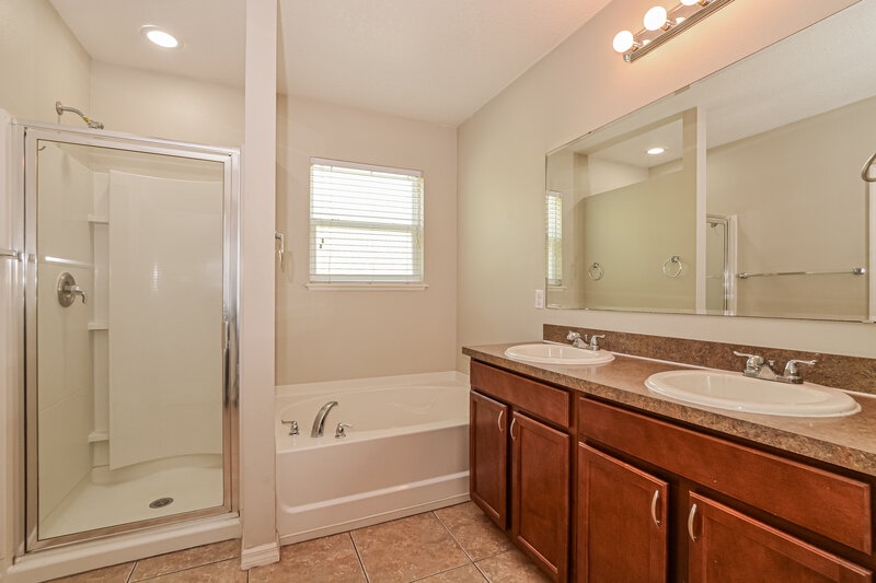 2,220/Mo, 220 Daigledog St Saint Cloud, FL 34772 Main Bathroom View