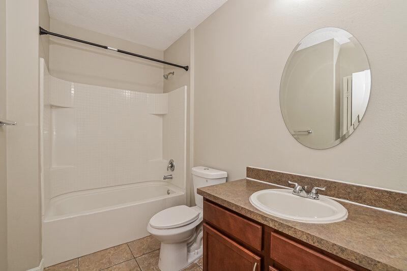 2,220/Mo, 220 Daigledog St Saint Cloud, FL 34772 Bathroom View