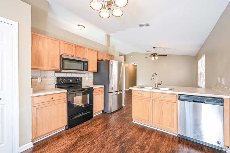 2,150/Mo, 178 Dovetail Ct Apopka, FL 32703 Kitchen View 2