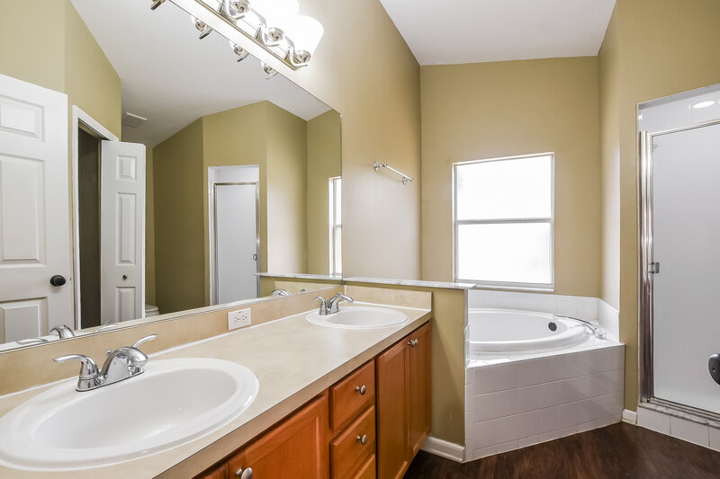 2,150/Mo, 178 Dovetail Ct Apopka, FL 32703 Main Bathroom View