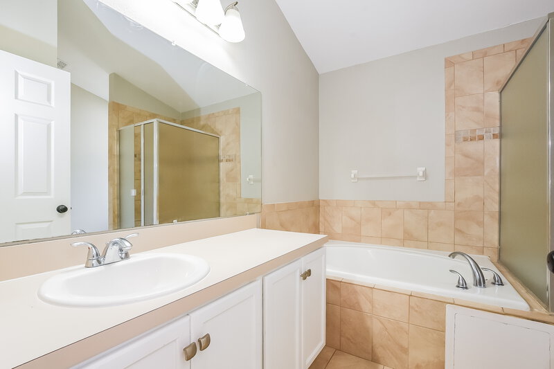 2,185/Mo, 325 Bay St Apopka, FL 32712 Main Bathroom View