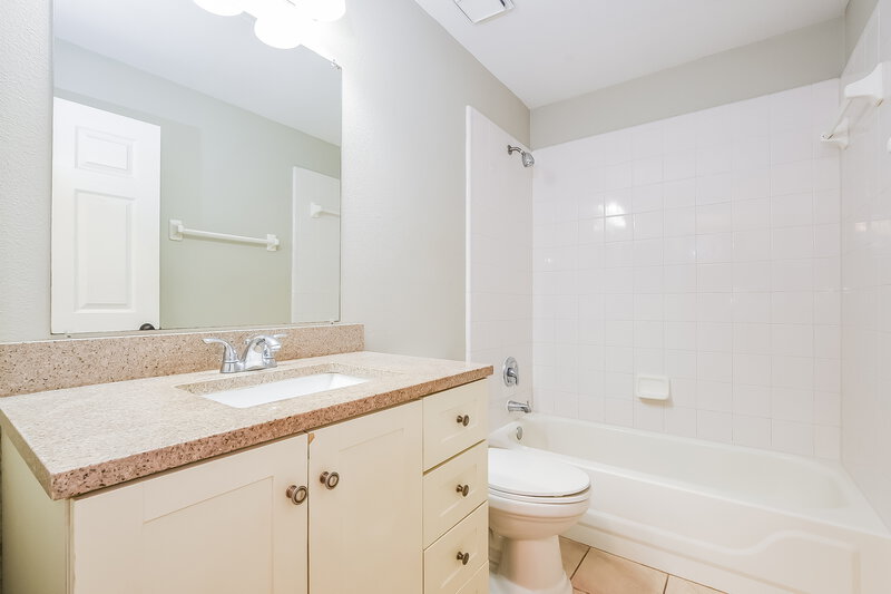 2,185/Mo, 325 Bay St Apopka, FL 32712 Bathroom View