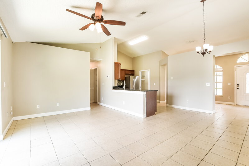 2,140/Mo, 1306 Silverthorn Dr Orlando, FL 32825 Living Room View